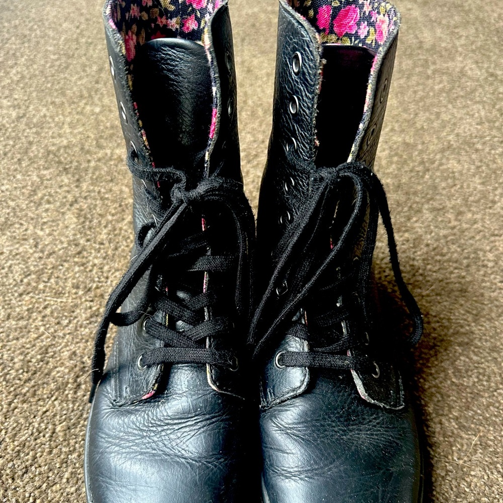 FLORAL INSIDE DR MARTENS original combat boot